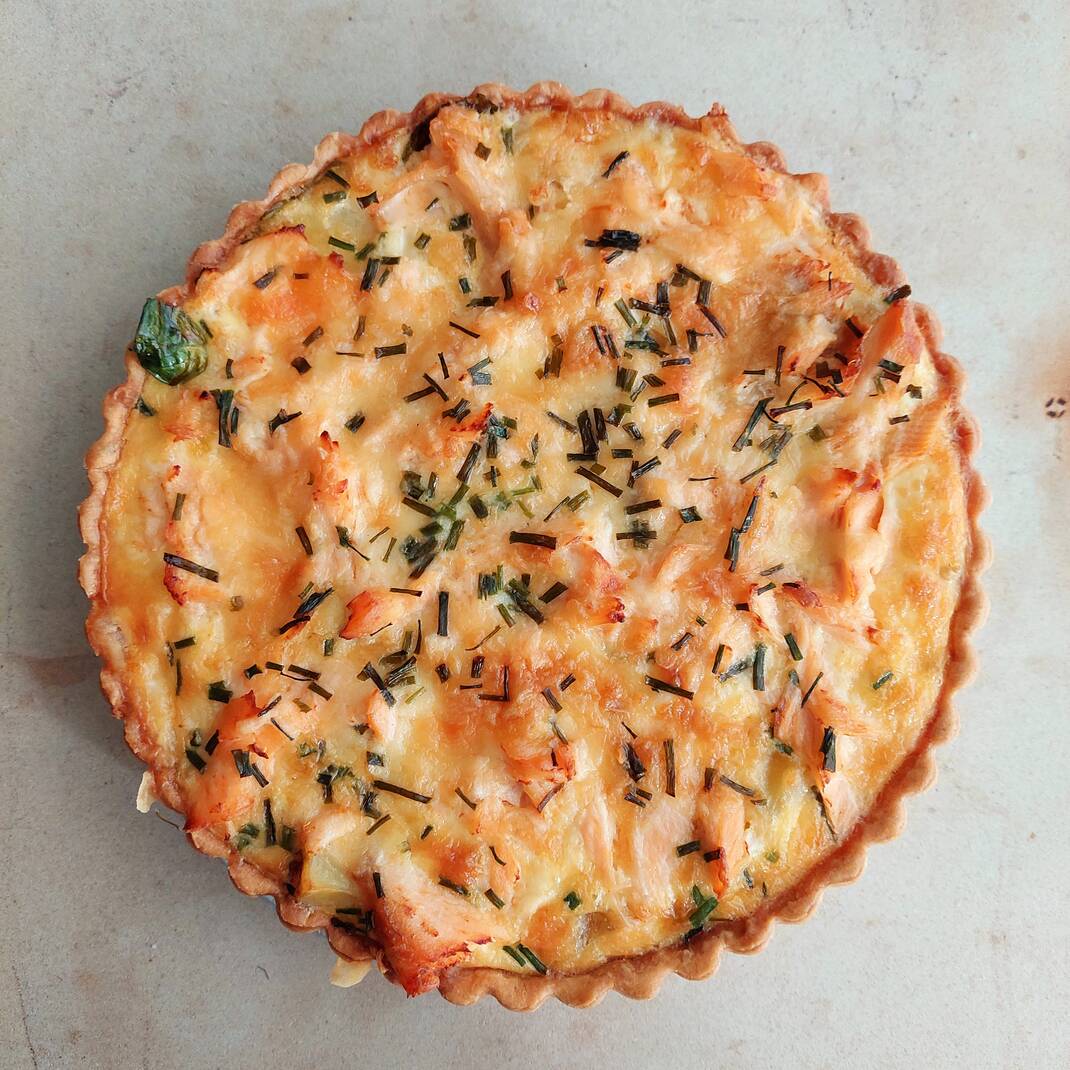 Poached Salmon, Spinach, Peas and Tomato & Chilli Chutney Quiche (Large)